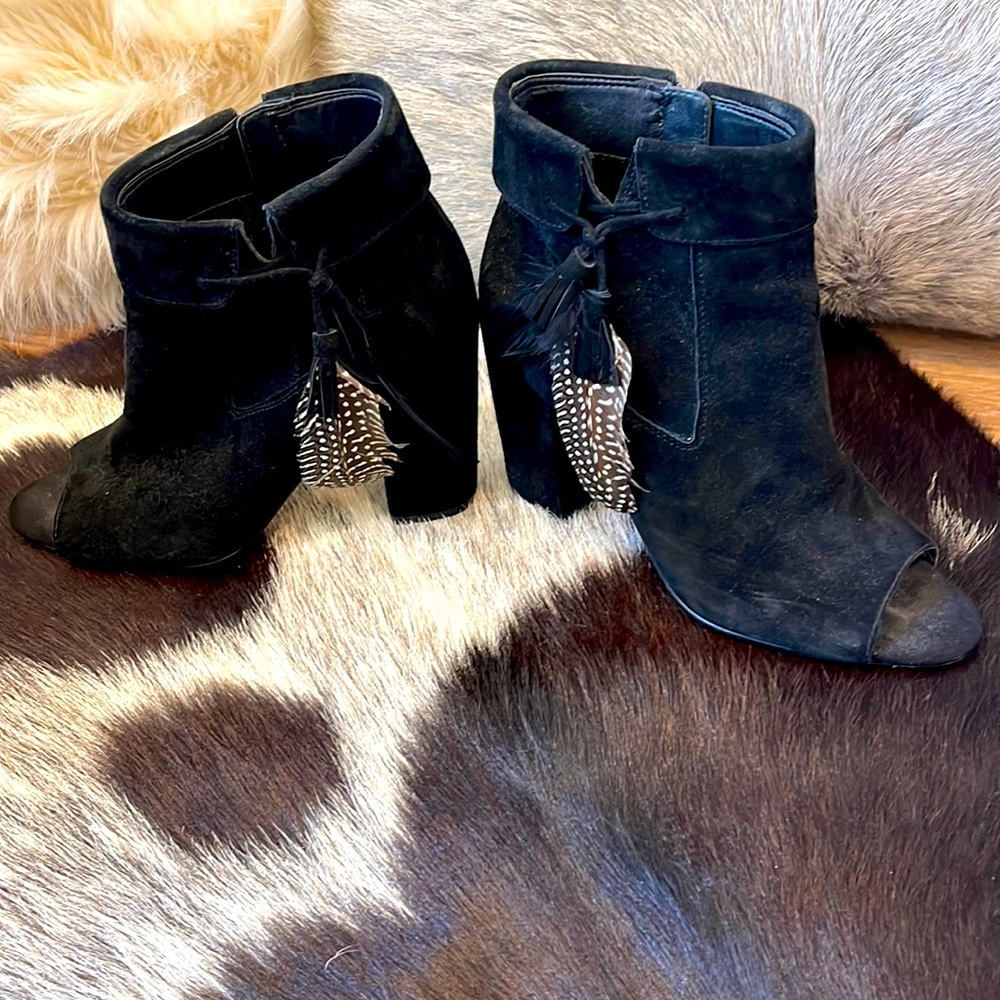 Jessica Simpson Black Suede w/feathers Heels